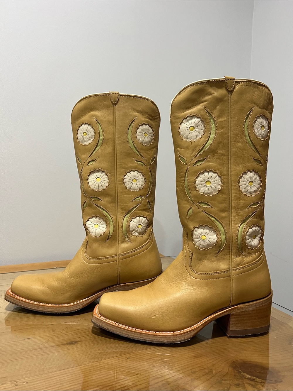 Tecovas Charlie Bloom Pale Yellow Floral Embroidered Leather Cowboy Boots size 9